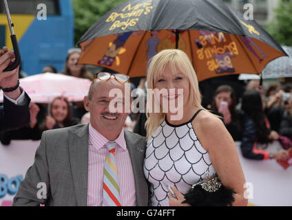 Brendan O'Carroll (links) und Jennifer Gibney bei der Weltpremiere von Mrs Brown's Boys D'Movie im Savoy Cinema in der O'Connell Street, Dublin. Stockfoto