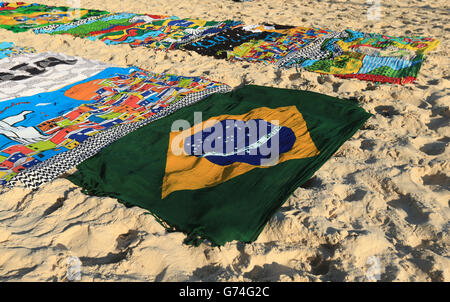 Ein Blick auf ein brasilianisches Handtuch am Strand von Ipanema in Rio de Janeiro, Brasilien. DRÜCKEN SIE VERBANDSFOTO. Bilddatum: Mittwoch, 25. Juni 2014 Bildnachweis sollte lauten: Mike Egerton/PA Wire Stockfoto