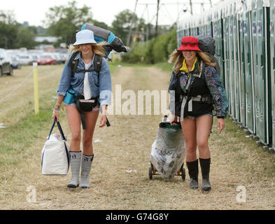 Glastonbury Festival 2014 - Vorbereitungen. Festivalbesucher kommen früh am Morgen beim Glastonbury Festival auf der Worthy Farm in Somerset an. Stockfoto