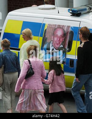 Ein Polizeiwagen mit Plakaten des Flüchtenden Mark Hobson fährt durch York, wo die Polizei, die zwei Doppelmorde untersucht, 10,000 Flugblätter mit Details des Hauptverdächtigen an Rennfahrer verteilt. Stockfoto