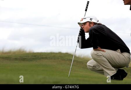 Am dritten Tag der Nissan Irish Open in Baltray legt der australische Brett Rumford seinen Putt am zweiten Loch an. Stockfoto