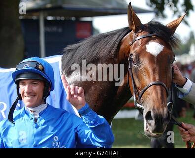 Jockey Frankie Dettori feiert, nachdem er Doyen zum Sieg in den King George VI und Queen Elizabeth Diamond Stakes (Gruppe 1) (Klasse A) bei Ascot Races gefahren ist. Stockfoto