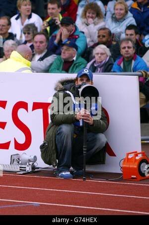 Ein Fotograf am zweiten Tag der Norwich Union Olympic Trials und der Amateur Athletics Association Championships in der Manchester Regional Arena. Stockfoto