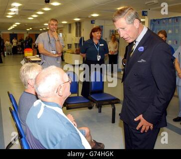 Der Prinz von Wales trifft Patienten bei einem Besuch zur Eröffnung der neuen 6.9 Millionen Notaufnahme im Queen's Medical Center, Nottingham. Der Prinz von Wales kehrte heute in das Krankenhaus zurück, wo er nach einem Polounfall vor 14 Jahren behandelt wurde. Stockfoto