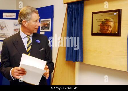 Der Prince Of Wales enthüllt eine Gedenktafel Stockfoto