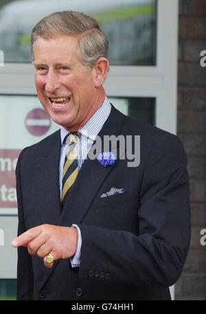 Der Prinz von Wales verlässt die neue 6.9 Millionen Notaufnahme im Queen's Medical Center, Nottingham, die er offiziell eröffnet hat. Prinz Charles war zurück in das Krankenhaus, wo er nach einem Polo-Unfall vor 14 Jahren behandelt wurde. Stockfoto