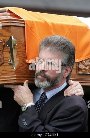 Sinn-Fein-Präsident Gerry Adams trägt den Sarg des altgedienten Republikaners Joe Cahill entlang der Andersonstown Road in West Belfast zur St. John's Church auf der Falls Road. Der stellvertretende Parteivorsitzende und ehemalige IRA-Stabschef Cahill starb am Wochenende an einer Asbestose im Alter von 84 Jahren, und seine Beerdigung brachte West-Belfast zum Stillstand. Adams sagte den Republikanern am Grab von Cahill, dass Elemente innerhalb der britischen Regierung für die Blockade des Friedensprozesses verantwortlich seien. Stockfoto