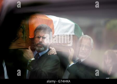 Sinn-Fein-Präsident Gerry Adams trägt den Sarg des altgedienten Republikaners Joe Cahill entlang der Andersonstown Road in West Belfast zur St. John's Church auf der Falls Road. Der stellvertretende Parteivorsitzende und ehemalige IRA-Stabschef Cahill starb am Wochenende an einer Asbestose im Alter von 84 Jahren, und seine Beerdigung brachte West-Belfast zum Stillstand. Adams sagte den Republikanern am Grab von Cahill, dass Elemente innerhalb der britischen Regierung für die Blockade des Friedensprozesses verantwortlich seien. Stockfoto