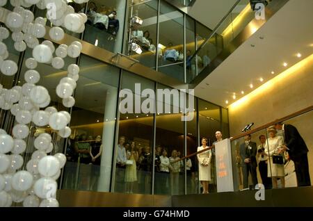 Die britische Königin Elizabeth II (2nd R) blickt in das Atrium des neuen Londoner Börsengebäudes. Die Königin, die von dem Herzog von Edinburgh (nicht abgebildet) begleitet wurde, eröffnete das neue Gebäude formell mit dem Einschalten von "The Source", einem speziell in Auftrag gegebenen Kunstwerk, das die Natur der Finanzmärkte im elektronischen Zeitalter widerspiegelt. Stockfoto
