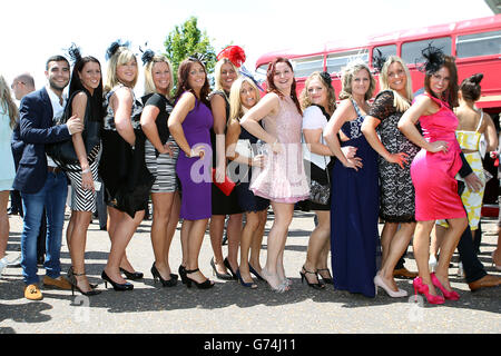 Pferderennen - Investec Ladies Day 2014 - Epsom Downs Racecourse. Rennfahrer stehen am Ladies Day auf der Rennbahn Epsom Downs an Stockfoto