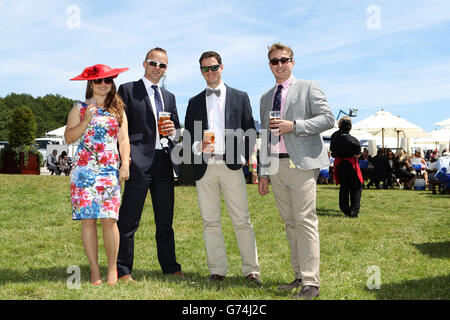 Pferderennen Sie - Investec Ladies Day 2014 - Epsom Downs Racecourse Stockfoto