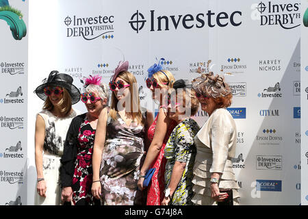 Rennfahrer stehen am Ladies Day auf der Rennbahn Epsom Downs an Stockfoto