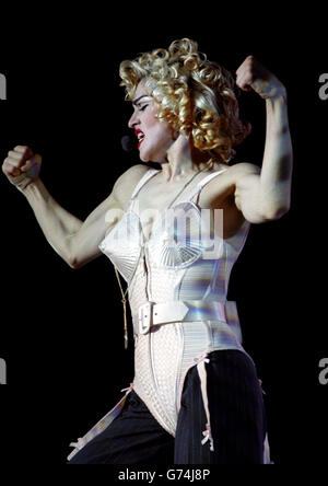 Popsängerin Madonna tritt vor 74,000 Fans im Wembley Stadium in London auf. Stockfoto