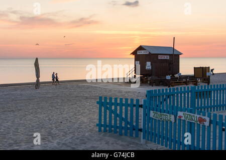 PALANGA Litauen - 13 Juni: Blick auf die Palanga sandigen Strand mit Bademeister Haus mit paar Touristen zu Fuß. Palanga ist der Stockfoto