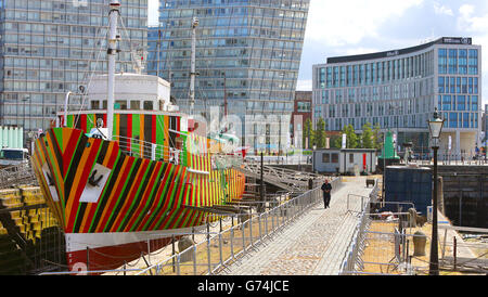 Der ehemalige Liverpooler Lotsenboot Edmund Gardner mit Sitz in Albert Docks, Liverpool, wurde für das Kunstfestival der Liverpool Biennale in Zusammenarbeit mit der Tate Liverpool gemalt und trägt den Namen #Dazzle. Stockfoto