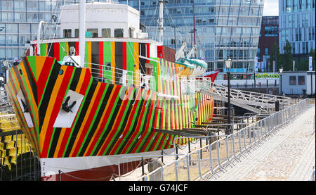 Das ehemalige Liverpooler Lotsenboot Edmund Gardner in Albert Docks, Liverpool, wurde für das Liverpool Biannial Arts Festival in Zusammenarbeit mit der Tate Liverpool gemalt und trägt den Namen #Dazzle. Stockfoto