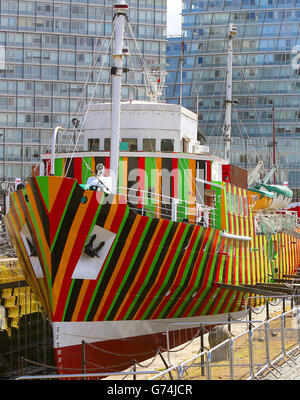 Das ehemalige Liverpooler Lotsenboot Edmund Gardner in Albert Docks, Liverpool, wurde für das Liverpool Biannial Arts Festival in Zusammenarbeit mit der Tate Liverpool gemalt und trägt den Namen #Dazzle. Stockfoto