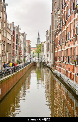 AMSTERDAM - 17. September 2015: Blick auf den berühmten Glockenturm des Zuiderkerk Thro Amsterdam Canal mit einige Touristen vorbei Stockfoto