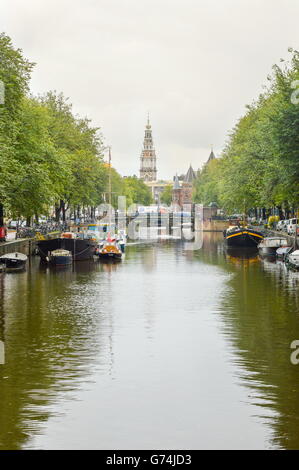 AMSTERDAM - 17. September 2015: Blick auf den berühmten Glockenturm des Zuiderkerk Thro Amsterdam Canal mit einige Touristen vorbei Stockfoto