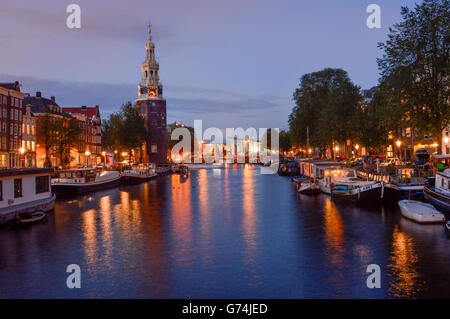 AMSTERDAM - 18. September 2015: Nachtansicht des Amsterdamer Kanal mit Uhrturm die Zuiderkerk und einige kleine Boote Stockfoto