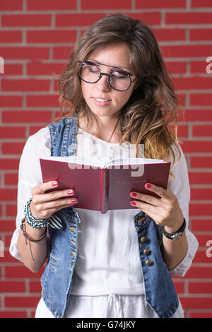 Frau liest ein Buch mit doppelten Sehvermögen Brille Stockfoto