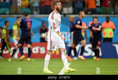 Fußball - FIFA Fußball-Weltmeisterschaft 2014 - Gruppe B - Spanien - Niederlande - Arena Fonte Nova. Der Spanier Sergio Ramos wirkt niedergeschlagen, nachdem Arjen Robben von den Niederlanden ihr zweites Tor erzielt hat Stockfoto