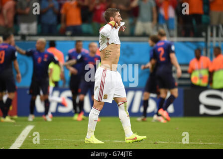 Fußball - FIFA Fußball-Weltmeisterschaft 2014 - Gruppe B - Spanien - Niederlande - Arena Fonte Nova. Der Spanier Sergio Ramos wirkt niedergeschlagen, nachdem Arjen Robben von den Niederlanden ihr zweites Tor erzielt hat Stockfoto