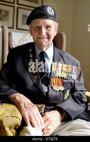 William Stone, früher ein Chief Stoker in der Royal Navy, wird in seinem Haus in Watlington bei Oxford abgebildet. William Stone war 103 Jahre alt und diente sowohl im Ersten als auch im Zweiten Weltkrieg. An diesem Mittwoch werden vier Veteranen des Ersten Weltkriegs in das Cenotaph in London reisen, um an die 750,000 britischen und Commonwealth-Soldaten zu erinnern, die bei einem Gottesdienst anlässlich des 90. Jahrestages des Ausbruchs des Ersten Weltkriegs im Jahr 1914 ihr Leben verloren haben. Stockfoto