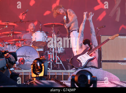 Biffy Clyro tritt auf der Hauptbühne beim Isle of Wight Festival in Seaclose Park, Newport, Isle of Wight auf. DRÜCKEN SIE VERBANDSFOTO. Bilddatum: Freitag, 13. Juni 2014. Siehe PA Story SHOWBIZ Festival. Das Foto sollte lauten: Yui Mok/PA Wire Stockfoto