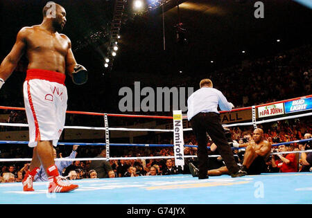 Schiedsrichter Dennis Alfred (Mitte) zählt den amerikanischen Mike Tyson (rechts), nachdem er in der vierten Runde ihres Schwergewichtskampfes in der Freedom Hall in Louisville, Kentucky, USA, von Englands Danny Williams geschlagen wurde. Williams' Sieg war einer der größten Verwerfung aller Zeiten, der Tysons atemberaubende Niederlage von Buster Douglas vor 14 Jahren gleichkam. Stockfoto