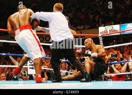 Der Amerikaner Mike Tyson (rechts) wird von Englands Danny Williams während ihres Schwergewichts-Wettbewerbs in der Freedom Hall in Louisville, Kentucky, niedergeschlagen. Tyson wurde von Williams in der vierten Runde geschlagen. Stockfoto