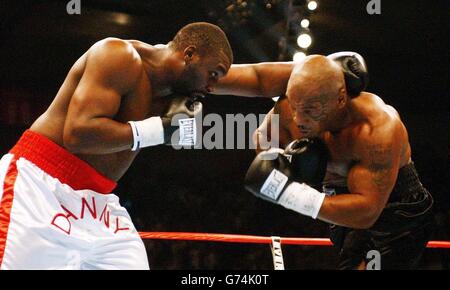 Der amerikanische Mike Tyson (rechts) ist während ihres Schwergewichts-Wettbewerbs in der Freedom Hall in Louisville, Kentucky, gegen den englischen Danny Williams im Einsatz. Tyson wurde in der vierten Runde von Williams geschlagen. Stockfoto