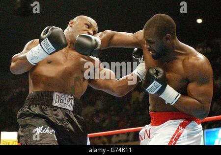 Der amerikanische Mike Tyson (links) ist während ihres Schwergewichts-Wettbewerbs in der Freedom Hall in Louisville, Kentucky, gegen den englischen Danny Williams im Einsatz. Tyson wurde in der vierten Runde von Williams geschlagen. Stockfoto