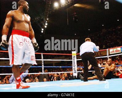 Schiedsrichter Dennis Alfred (Mitte) zählt den amerikanischen Mike Tyson (rechts), nachdem er in der vierten Runde des Schwergewichtswettbewerbs in der Freedom Hall in Louisville, Kentucky, vom englischen Danny Williams geschlagen wurde. Williams' Sieg war einer der größten Verwerfung aller Zeiten, der Tysons atemberaubende Niederlage von Buster Douglas vor 14 Jahren gleichkam. Stockfoto