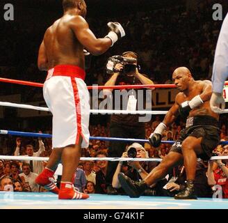 Der Amerikaner Mike Tyson (rechts) wird von Englands Danny Williams während ihres Schwergewichts-Wettbewerbs in der Freedom Hall in Louisville, Kentucky, niedergeschlagen. Tyson wurde von Williams in der vierten Runde geschlagen. Stockfoto