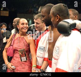 (Von links nach rechts:) Zoe Browne, Jim McDonnell, Danny Williams, Dwight Yarde. Englands Danny Williams schlug seinem langjährigen Partner Zoe Browne nach seinem siegreichen Schwergewichtswettbewerb gegen Mike Tyson vor. Stockfoto