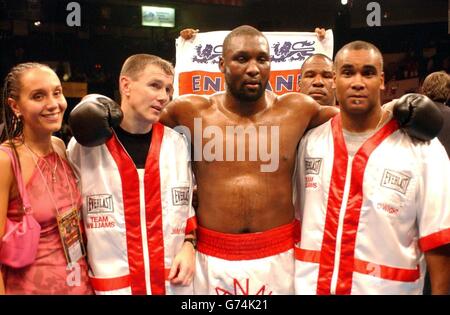 Englands Danny Williams (2. Rechts) feiert mit Verlobter Zoe Brown (links), Trainer Jim McDonnell (2. Links) und Trainer Dwight Yarde (rechts) nach seinem siegreichen Schwergewichtswettbewerb mit dem amerikanischen Mike Tyson in der Freedom Hall in Louisville, Kentucky, USA. Tyson wurde von Williams in der vierten Runde geschlagen. Stockfoto