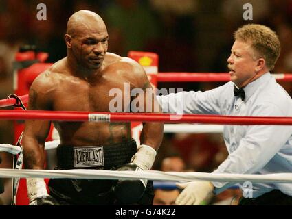 Schiedsrichter Dennis Alfred (Mitte) zählt den amerikanischen Mike Tyson (rechts), nachdem er in der vierten Runde des Schwergewichtswettbewerbs in der Freedom Hall in Louisville, Kentucky, vom englischen Danny Williams geschlagen wurde. Williams' Sieg war einer der größten Verwerfung aller Zeiten, der Tysons atemberaubende Niederlage von Buster Douglas vor 14 Jahren gleichkam. Stockfoto