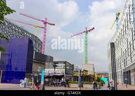 London, England - 27. Mai 2016: Eine Reihe von lebhaften und bunten Kräne werden auf dieser Baustelle verwendet. Stockfoto