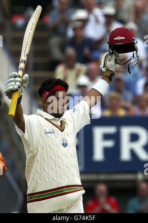 CRICKET zweites npower-Testspiel in Edgbaston. West Indies Ramnaresh Sarwan feiert das Erreichen seines Jahrhunderts am dritten Tag des zweiten npower-Test-Spiels in Edgbaston, Birmingham. Stockfoto