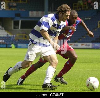 Emmerson Boyce (rechts) von Crystal Palace und Gareth Ainsworth von QPR während ihres Vorsaison-Freundschaftsspiel in der Loftus Road, West London, Samstag, 31. Juli 2004. Stockfoto