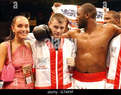 Englands Danny Williams (rechts) feiert mit Trainer Jim McDonnell (Mitte) und Lorraine Yarde nach seinem siegreichen Schwergewichtswettbewerb mit dem amerikanischen Mike Tyson in der Freedom Hall in Louisville, Kentucky, USA Freitag, 30 2004. Juli. Tyson wurde von Williams in der vierten Runde geschlagen. Siehe PA Geschichte BOXEN Louisville. Stockfoto