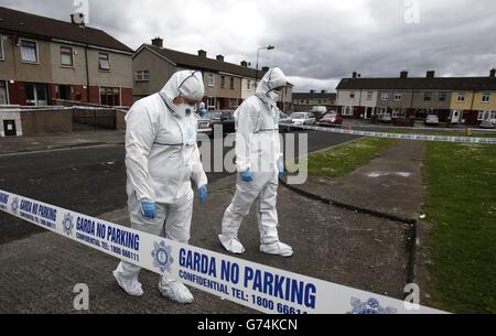 Mitglieder des Garda Forensic Teams am Tatort in Croftwood Gardens, Dublin, wo gestern Abend ein sechsjähriger Junge erschossen wurde. Stockfoto