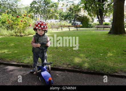 Ein junger Mann genießt das gute Wetter im Arlington Square Islington im Norden Londons, als Teil des Open Garden Squares Wochenendes. Stockfoto