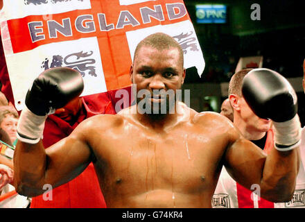 Englands Danny Williams feiert nach seinem siegreichen Schwergewichtswettbewerb mit dem amerikanischen Mike Tyson in der Freedom Hall in Louisville, Kentucky. Stockfoto