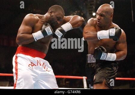 Der Amerikaner Mike Tyson (rechts) in Aktion gegen den Engländerin Danny Williams während ihres Schwergewichts-Wettbewerbs in der Freedom Hall in Louisville, Kentucky, USA. Tyson wurde von Williams in der vierten Runde geschlagen. Stockfoto