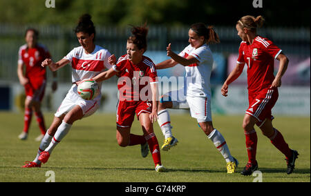 Angharad James aus Wales wird während des Qualifikationsspiel der FIFA-Weltmeisterschaft der Frauen in Bridge Meadow, Haverfordwest, von den türkischen Arzu Karabulut und Yagmur Uraz herausgefordert. Stockfoto