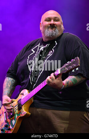 Download Festival 2014 - Tag Zwei - Donington Park. Chris Burney von Bowling for Soup tritt am zweiten Tag des Download Festivals 2014 im Donington Park auf. Stockfoto