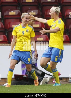 Die Schwedin Kosovare Asllani (links) feiert ihr Tor mit Mannschaftsgefährtin Nilla Fischer beim Qualifikationsspiel der FIFA Frauen im Fir Park in Motherwell. Stockfoto