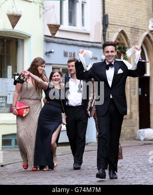 Cambridge University May Ball. Die Studenten machen sich auf den Weg nach Hause, nachdem sie an den May Balls Feiern in Cambridge teilgenommen haben. Stockfoto